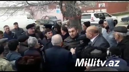 Sumqayıt şəhər Nəqliyyat Departamentinin rəis mavini qoçuluq edir . Video