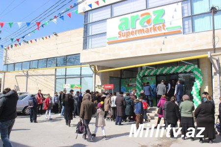 "Araz" marketdən ciyər aldı, qurdlu çıxdı