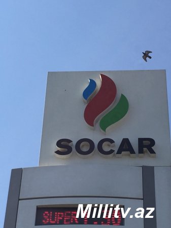 SOCAR əməkdaşı İrəvan məhkəməsi önünə üçrəngli bayrağımızın emblemi ilə çıxıb - İLGİNC FAKT