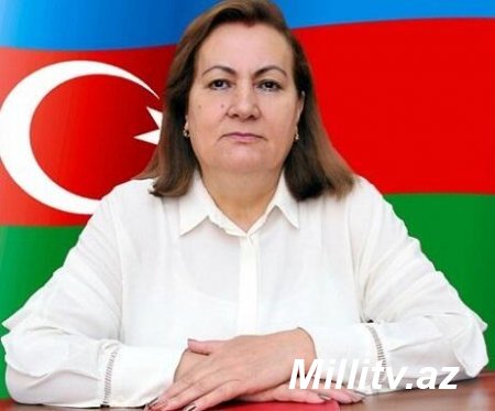 Bakıda dərsdə dırnaqlarını manikür edən müəllimə… - GİLEY