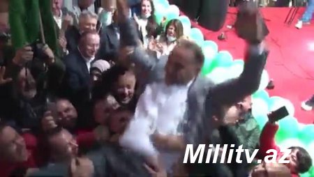 Serbiyada hökumət başçısı özünü insanların üstünə atdı - VİDEO