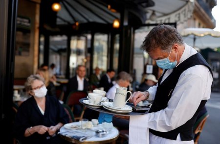 İngiltərədə dövlət həftənin 3 günü restoranlarda hesabın yarısını ödəyəcək