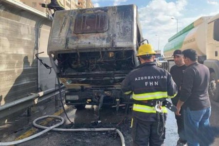 Bakıda maşın yandı: Tıxac yarandı