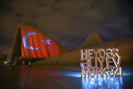 Heydər Əliyev Mərkəzi və Bakı Olimpiya Stadionu Türkiyə bayrağına büründü