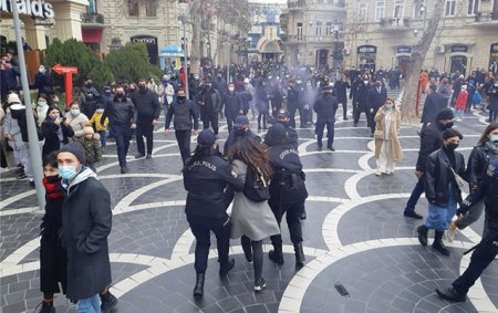 Bakıda feministlər aksiya keçirməyə cəhd etdi - Video