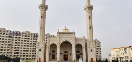 Ayətullah Məkarim Şirazi Fatimeyi Zəhra (s.ə) məscidinin açılışı münasibətilə Azərbaycan xalqını təbrik edib