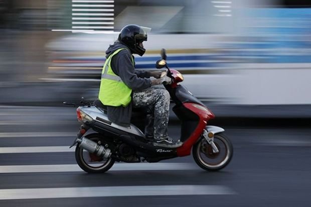 Sumqayıtda moped yolu keçən piyadanı vurdu