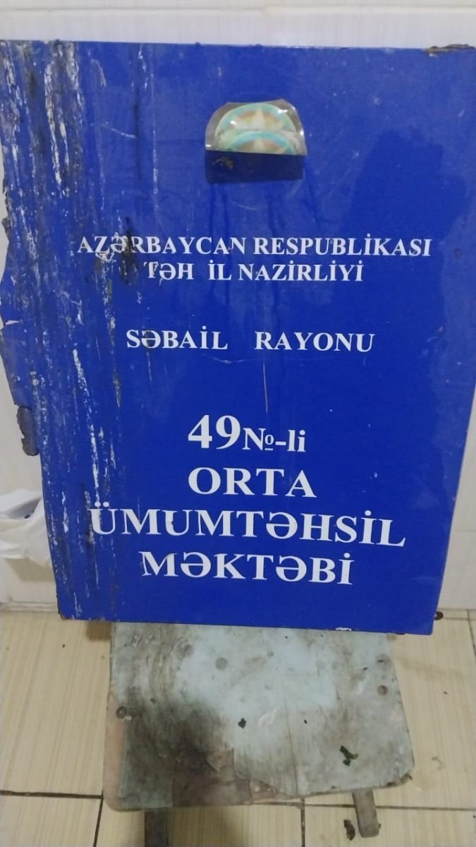 49 saylı məktəbdə Şəhidlərin fotoları sanitar qovşaqda saxlanılır... - BU NƏDİ BELƏ?!