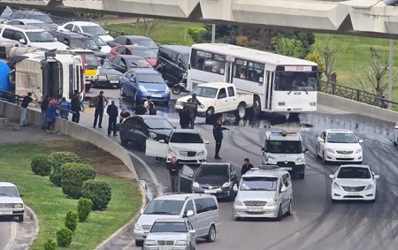 Bakıda yük maşını aşıb, maye yola dağılıb