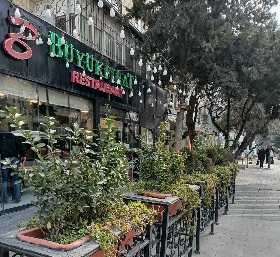 “Büyükfırat” restoranından müştəriyə böyük hörmətsizlik... - “yarım saata buranı tərk edin”