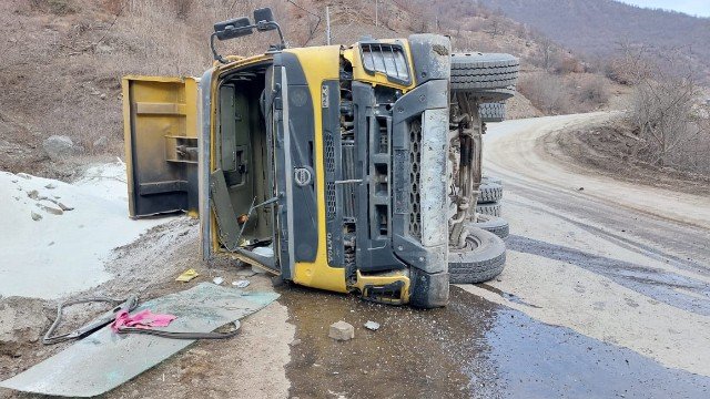 Kəlbəcərdə yük maşını aşıb - ölən var