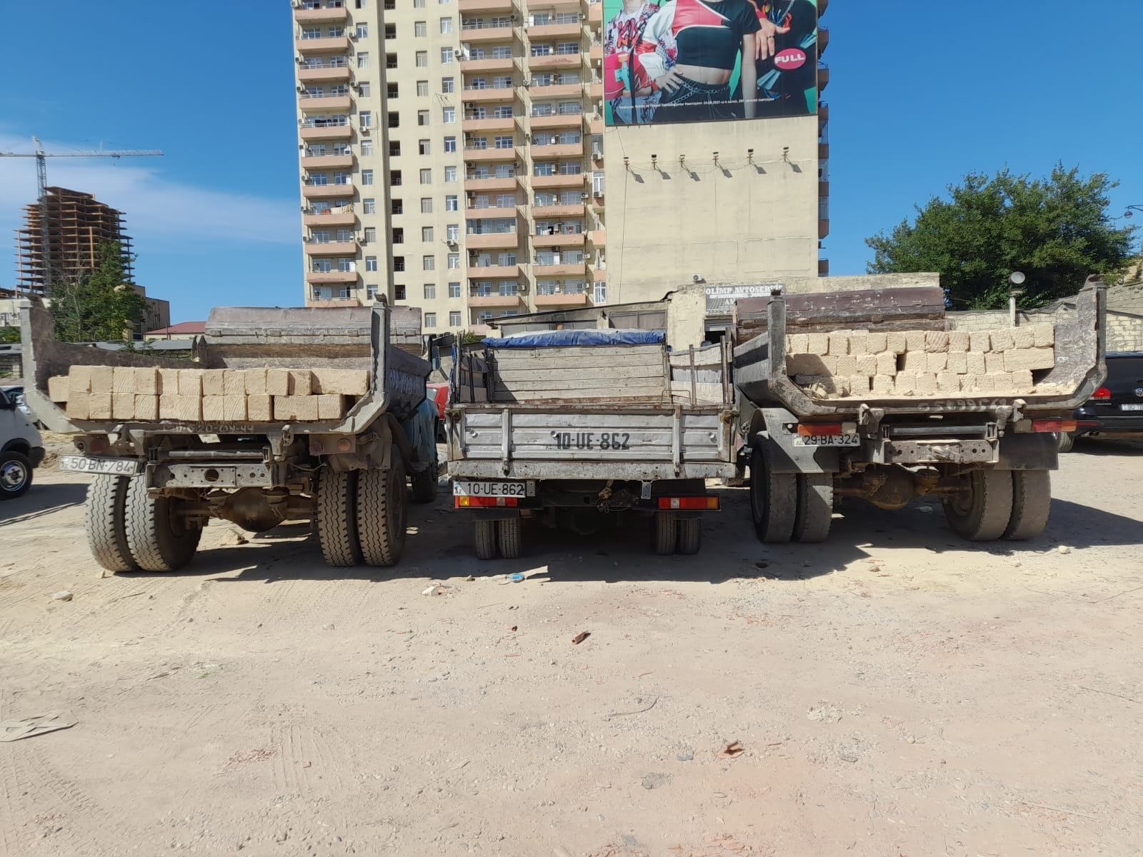 1 milyonluq dövriyyəsi olan “Daş bazarı”nın rəhbərliyi səhmdarlara 16 min manat gəlir əldə olunduğunu deyir... – “ALATAVA-2 AVTONƏQLİYYAT”LA BAĞLI QALMAQAL BÖYÜYÜR